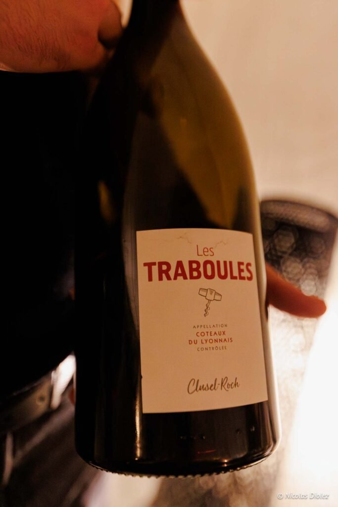 Bouteille de vin Les Traboules Clusel-Roch, Appellation Coteaux du Lyonnais Contrôlée.