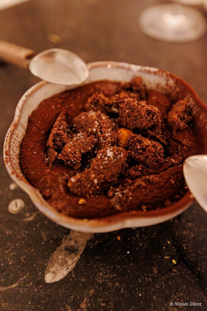 Dessert au chocolat riche avec chapelure et gros sel, près d'une cuillère.