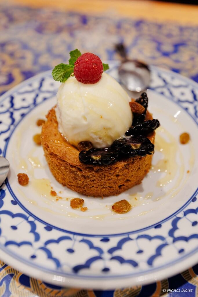 Gâteau avec glace vanille, framboise, myrtilles et raisins secs. Photo Nicolas Diolez.