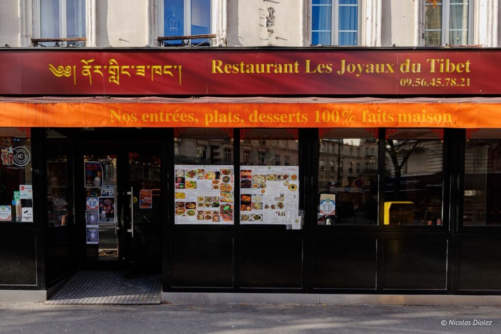 Façade du Restaurant Les Joyaux du Tibet avec menus affichés.