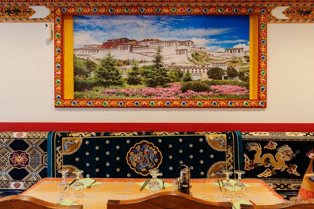 Table décorée avec tableau du Palais de Potala, ambiance tibétaine.