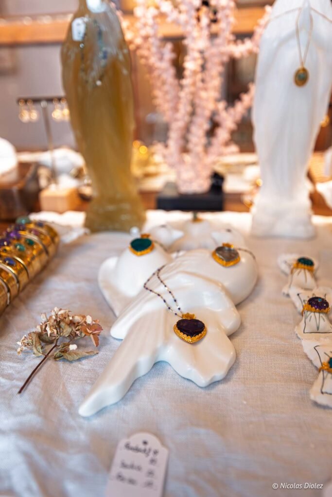 Présentoir de bijoux Maison Ogigi, colliers avec pendentifs en pierre, bracelets et prix.