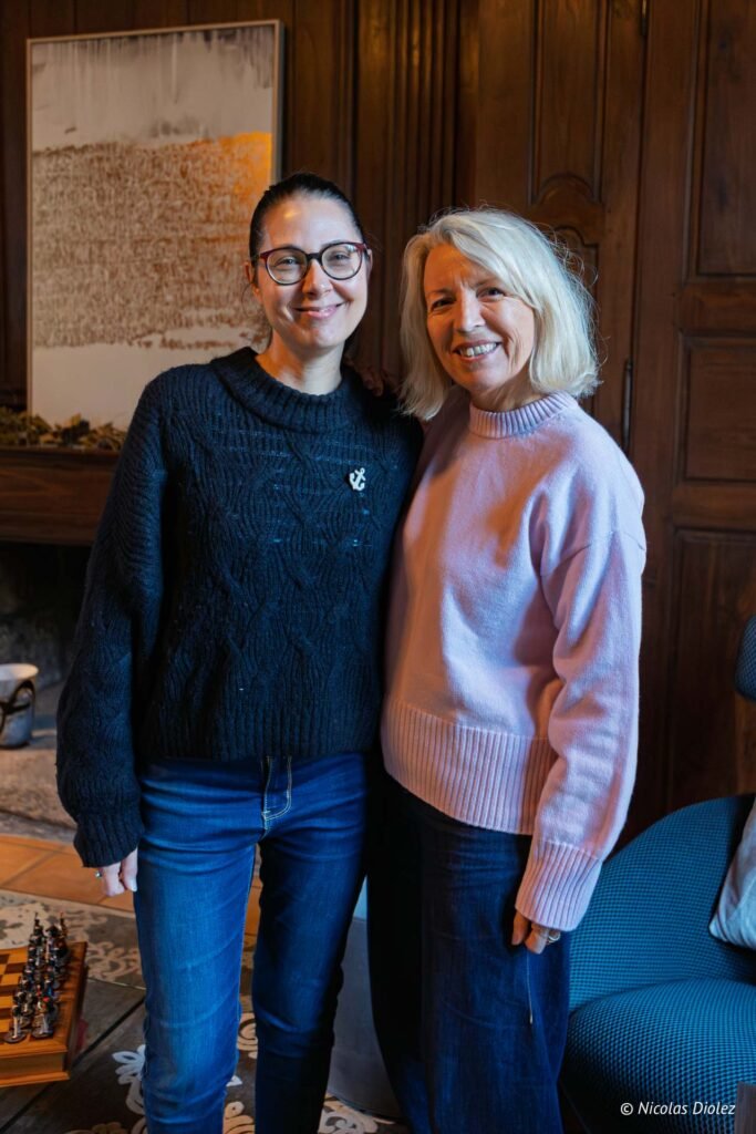 Deux femmes souriantes posent à l'intérieur du Manoir du Vau d'Arz. Photo Nicolas Diolez.