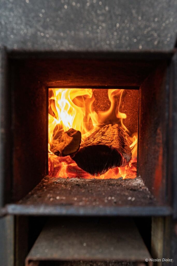 Feu de bois intense dans l'âtre d'un poêle ou d'une cheminée.