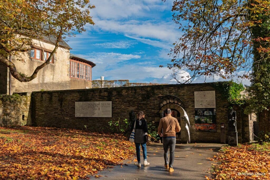 Entrée du Naïa Museum, Rochefort-en-Terre, automne.