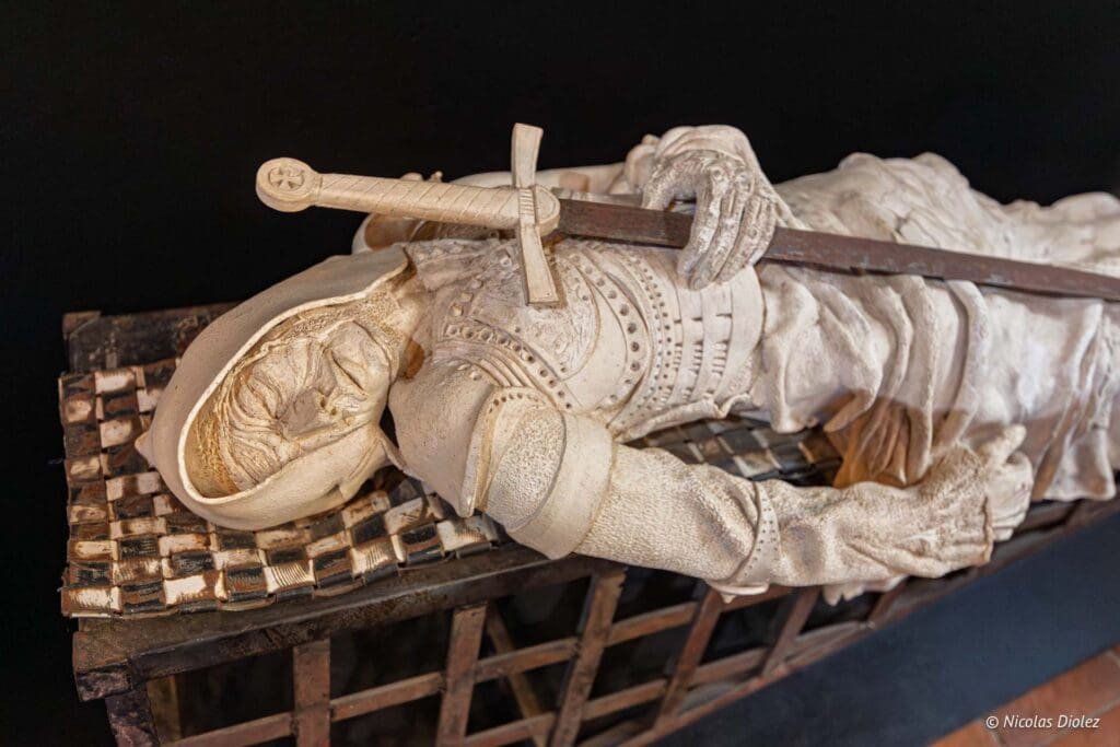 Sculpture d'gisant de chevalier avec une épée, Naia Museum Rochefort-en-Terre.