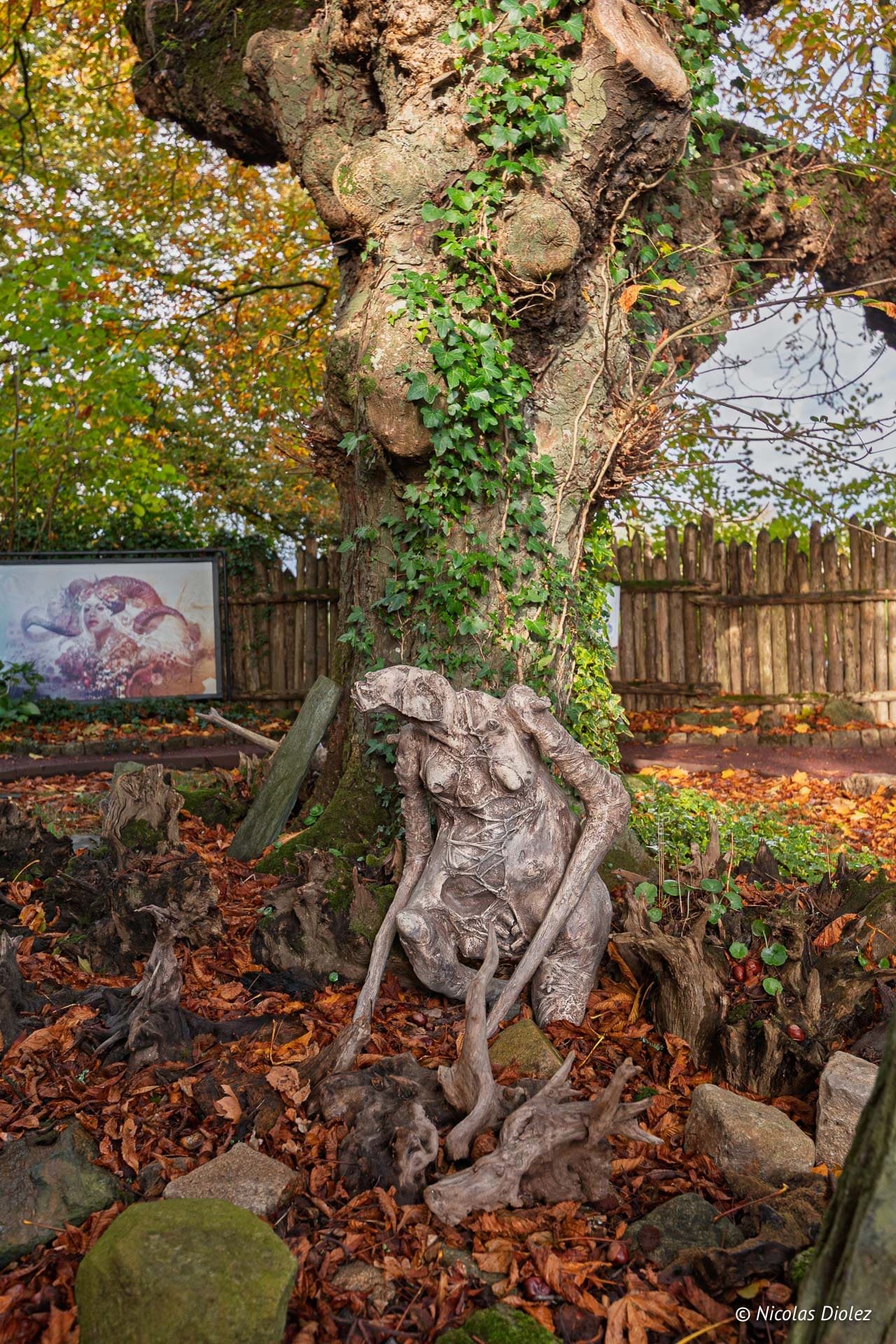 Sculpture inspirée d'une souche sous un arbre au Musée Naïa Rochefort-en-terre.