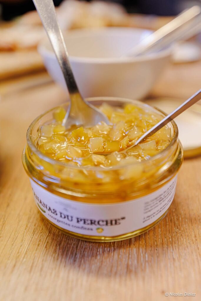 Pot de confiture "Ananas du Perche" (courgettes confites) servi pour le petit-déjeuner au château.