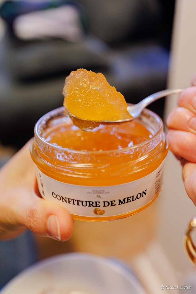 Confiture de melon du Domaine de Lignerolles servie à la cuillère.