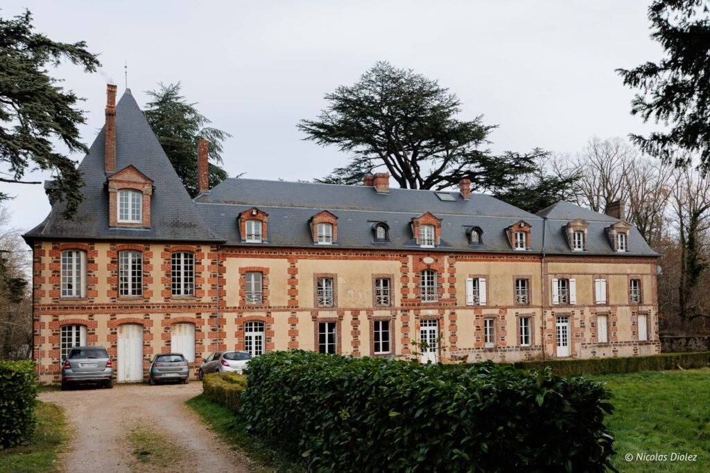 Façade du Château de Lignerolles avec allée et haies.