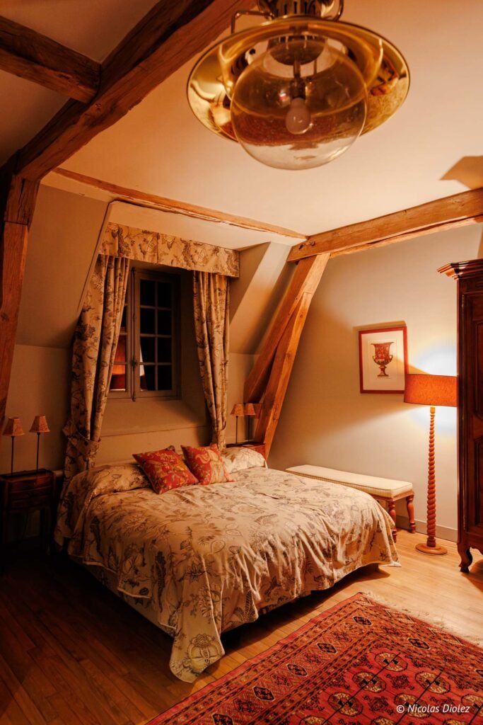 Chambre romantique sous combles au Château de la Rivière.