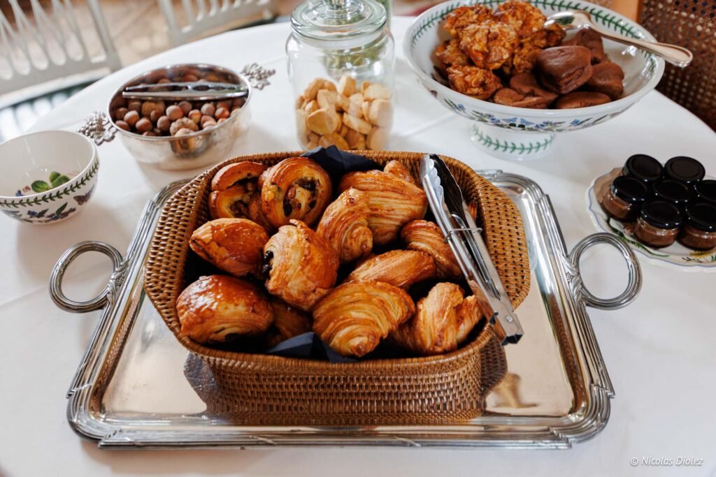 Viennoiseries et noisettes présentées sur plateau argenté pour le brunch au Château de la Rivière.
