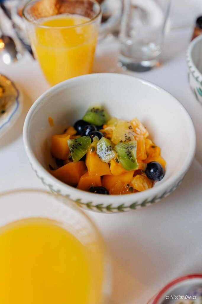 Salade de fruits frais (mangue, kiwi, myrtilles) au petit-déjeuner au Château de la Rivière.