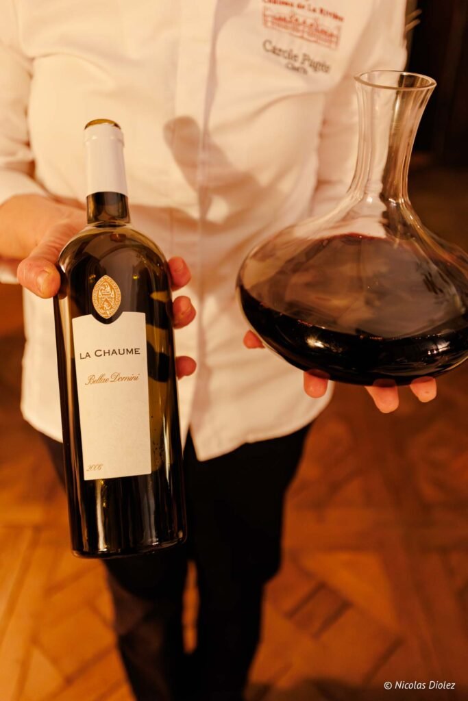 Dégustation vin La Chaume Bellue Domini avec carafe, service gastronomique Château de la Rivière.