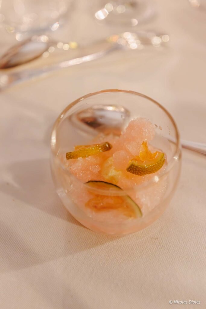 Granité rose aux agrumes servi en verrine lors d'un dîner au Château de la Rivière.