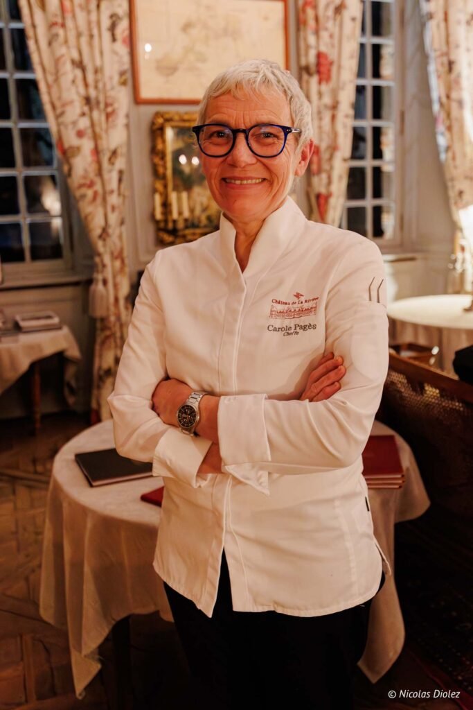 Carole Pagès, cheffe du Château de la Rivière, souriante en tenue de chef.