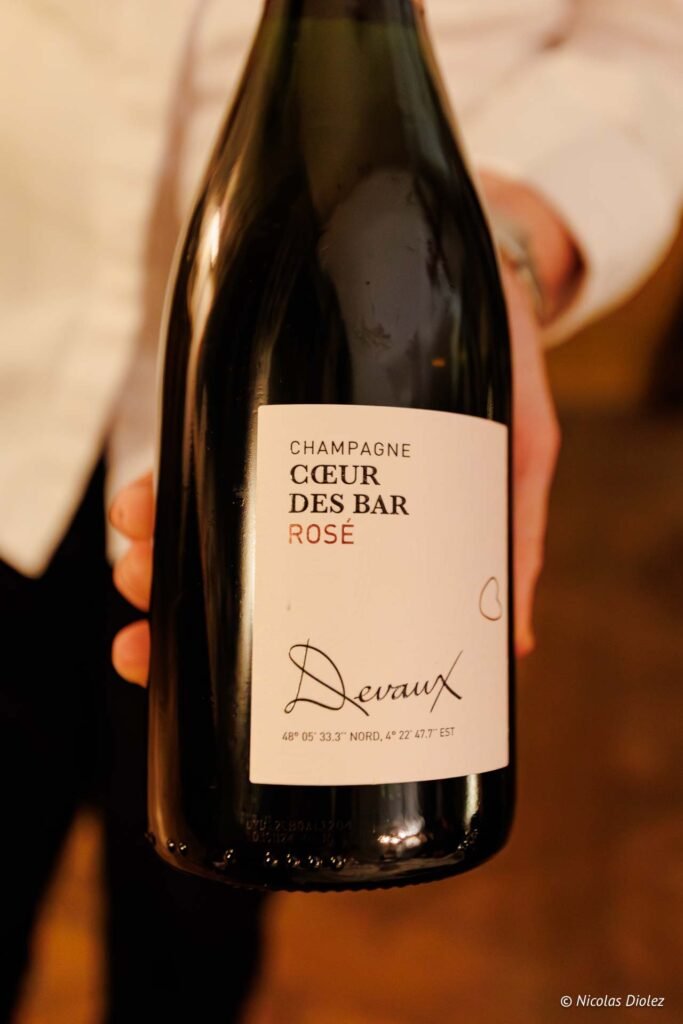 Bouteille de Champagne Cœur des Bar Rosé Devaux tenue lors d'un dîner au Château de la Rivière.