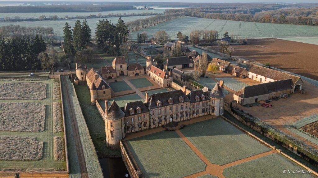Vue aérienne hivernale du Château de la Rivière et ses dépendances.