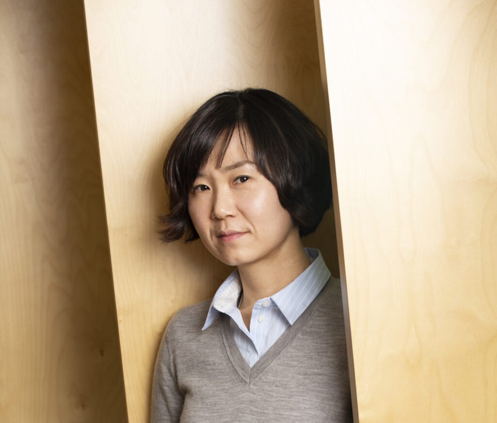 Portrait de l'écrivaine coréenne Cho Nam-joo, autrice engagée pour les droits des femmes.