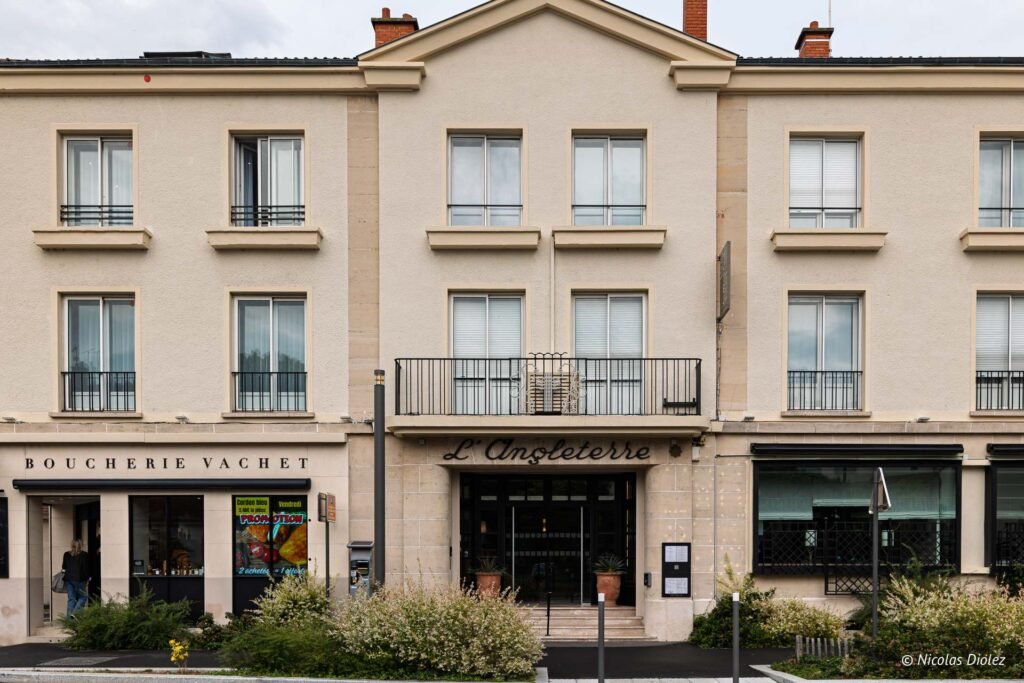Façade de l'Hôtel d'Angleterre à Châlons-en-Champagne avec la boucherie Vachet au rez-de-chaussée.
