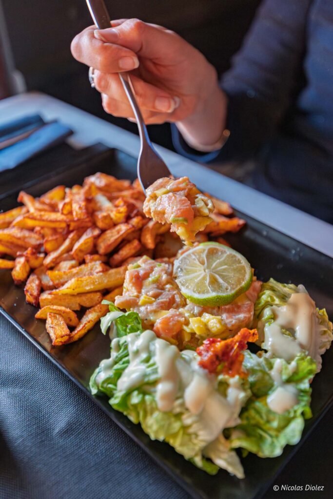 Tartare de saumon et frites servis au restaurant Le Comptoir de la Licorne à Châlons-en-Champagne.