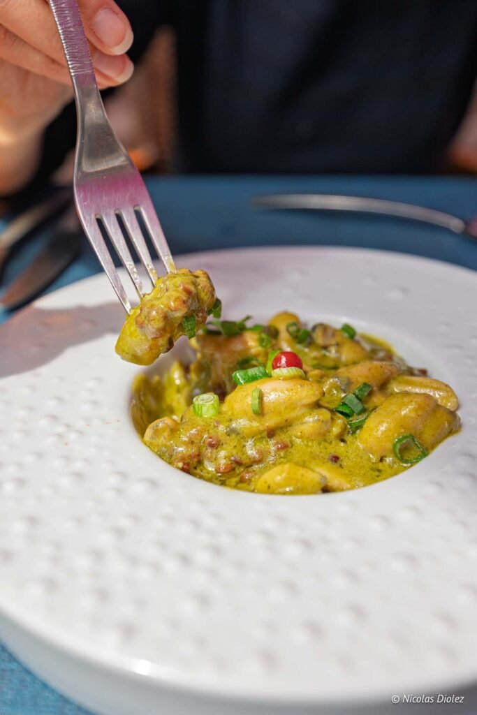 Gnocchis en sauce au restaurant Les Caudalies à Châlons-en-Champagne, piqués sur une fourchette.