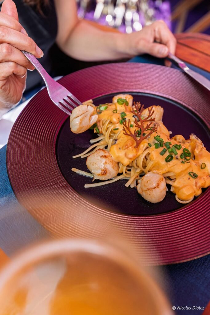 Assiette de pâtes gastronomiques aux noix de Saint-Jacques au restaurant Les Caudalies à Châlons-en-Champagne.