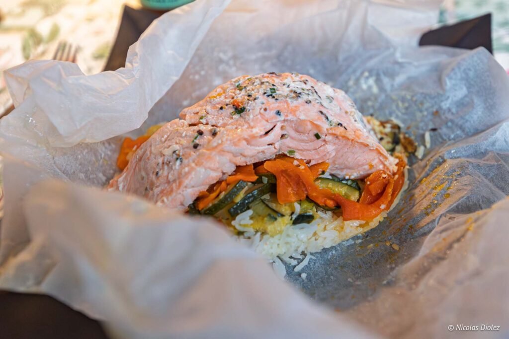 Pavé de saumon en papillote servi avec riz et légumes au restaurant Marie-Caroline à Châlons-en-Champagne.