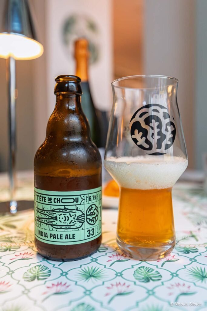 Bouteille de bière artisanale Tête de Chou India Pale Ale et verre de bière sur une table.