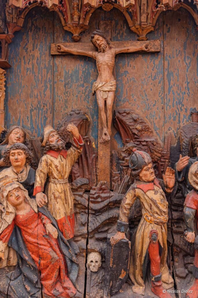 Retable sculpté en bois représentant la crucifixion du Christ au Musée des Beaux-arts de Châlons-en-Champagne.
