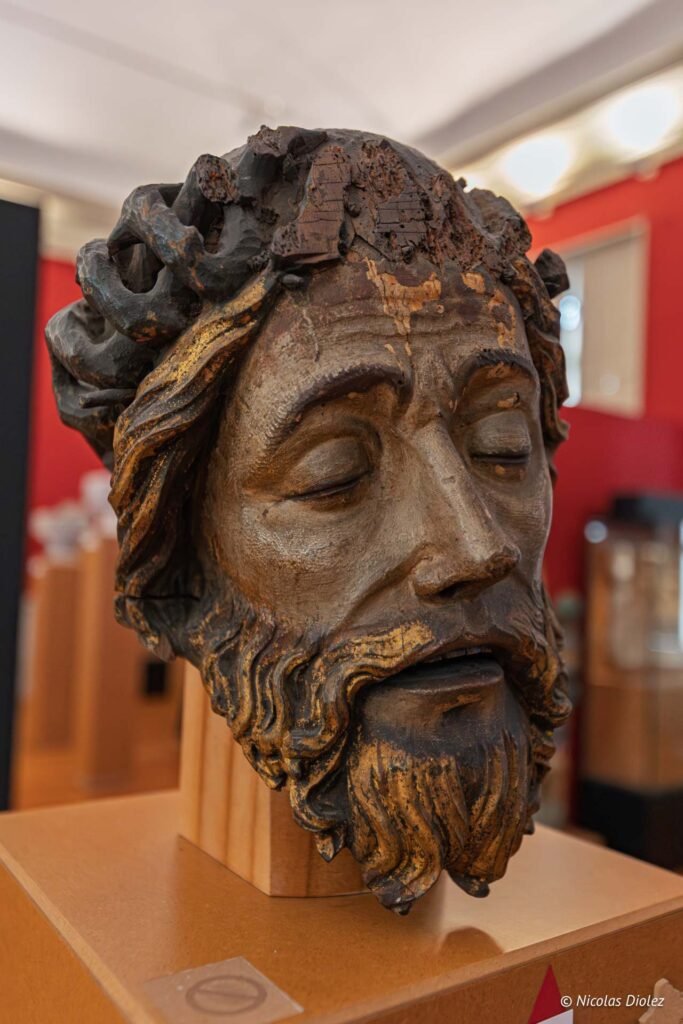 Sculpture en bois polychrome représentant la tête du Christ couronnée d'épines au Musée des Beaux-Arts de Châlons-en-Champagne.