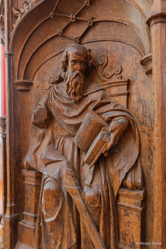 Sculpture en bois représentant un saint ou un lettré au Musée des Beaux-Arts de Châlons-en-Champagne.