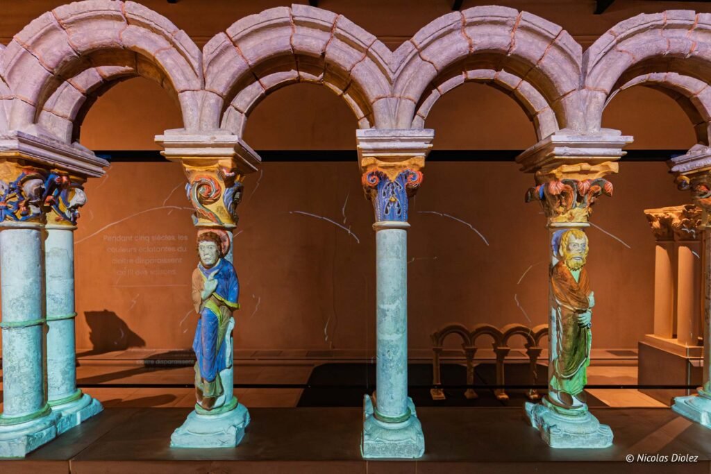 Arcades et colonnes sculptées polychromes du cloître de Châlons-en-Champagne exposées au musée.