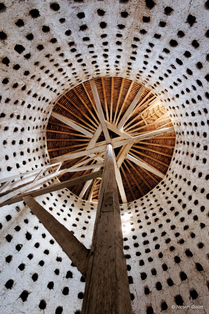 Intérieur du pigeonnier du Château de la Rivière, vu du bas.
