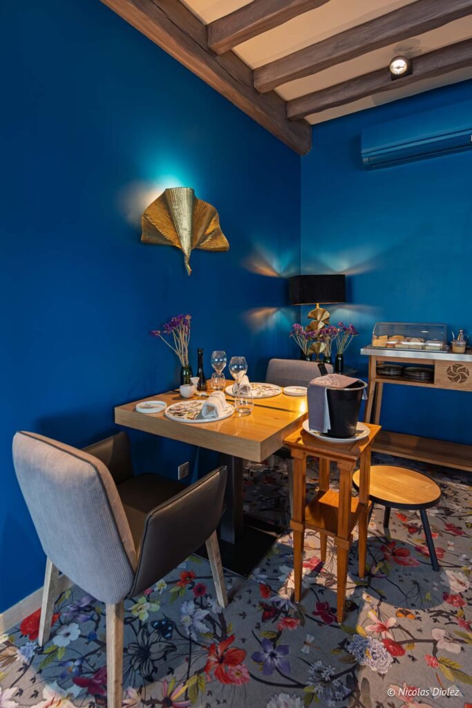 Table dressée dans la salle du restaurant Aux Armes de Champagne à l'Épine, décor élégant et contemporain.