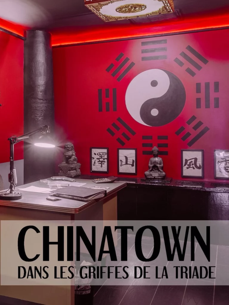 Affiche Chinatown dans les griffes de la triade avec un bureau, une statue de Bouddha et un symbole Yin-Yang.
