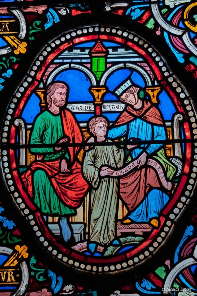 Vitrail médiéval à Châlons-en-Champagne représentant une scène biblique avec inscriptions latines Gaude Mater et Gaude Maria.