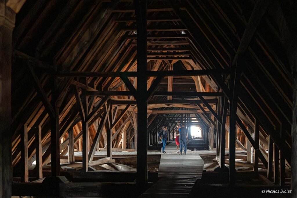 Visite guidée dans les combles en bois d'un monument historique à Châlons-en-Champagne.