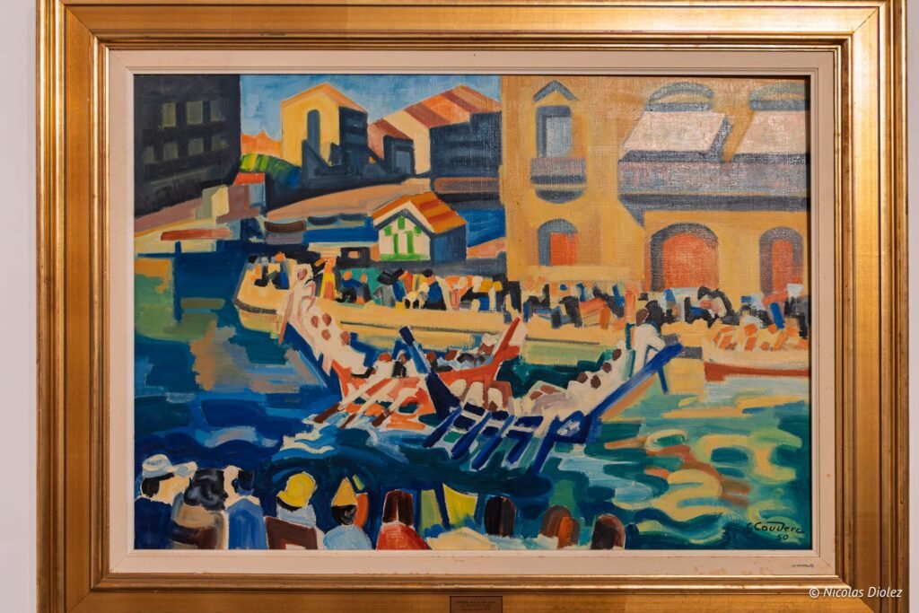 Peinture de Couderc représentant une joute nautique sur le port avec des spectateurs, exposée à l'Espace Paul Valéry.