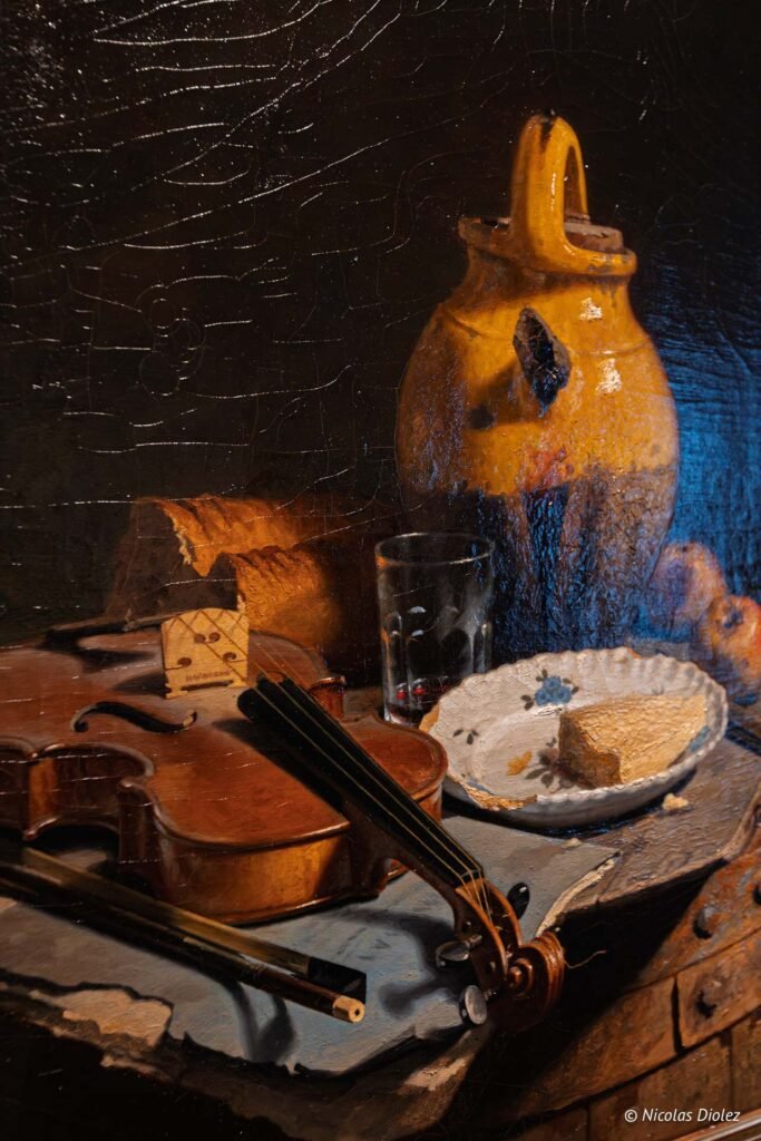 Nature morte avec violon, cruche en terre cuite, verre et fromage sur une table, Espace Paul Valéry.