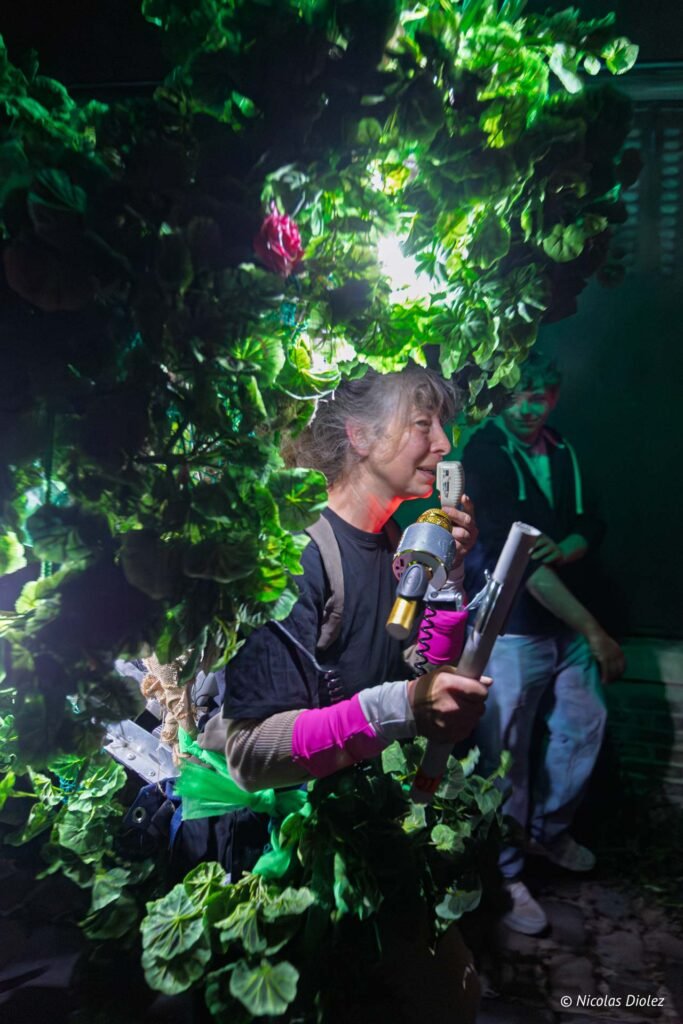 Artiste costumée en arbre parlant dans un micro lors du festival Les Furies à Châlons-en-Champagne.