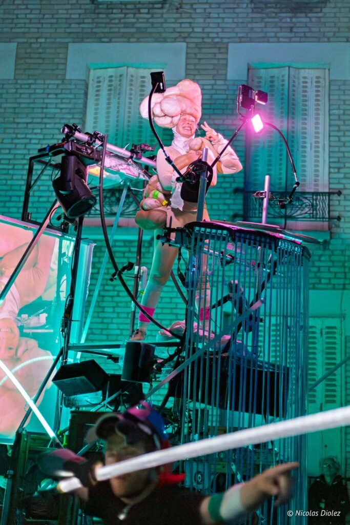 Artiste en costume excentrique sur une structure technique lors du festival Furies à Châlons-en-Champagne.