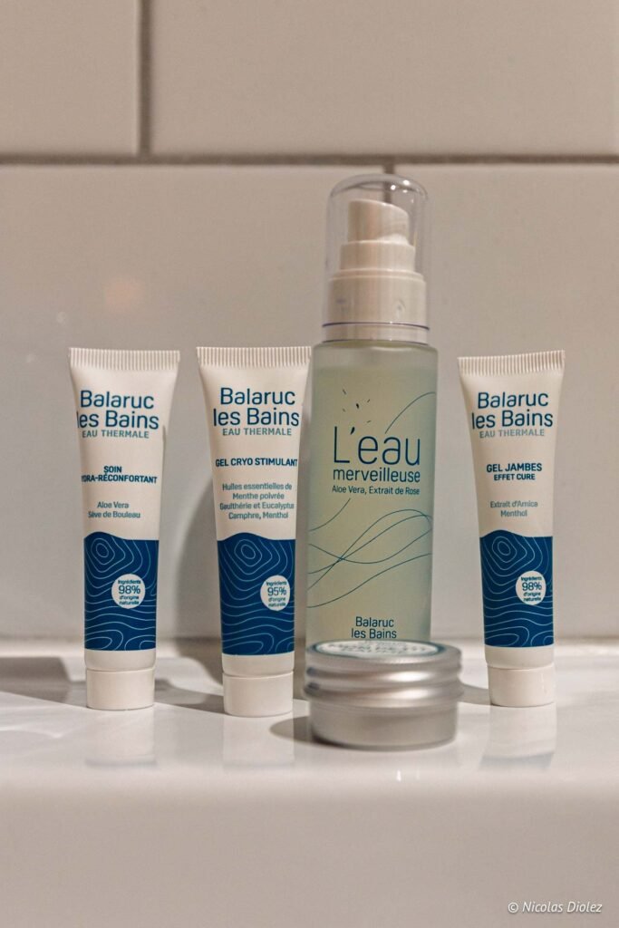 Produits de soin pour la peau Balaruc les Bains : tubes de crèmes, spray L'eau merveilleuse et pot métallique.