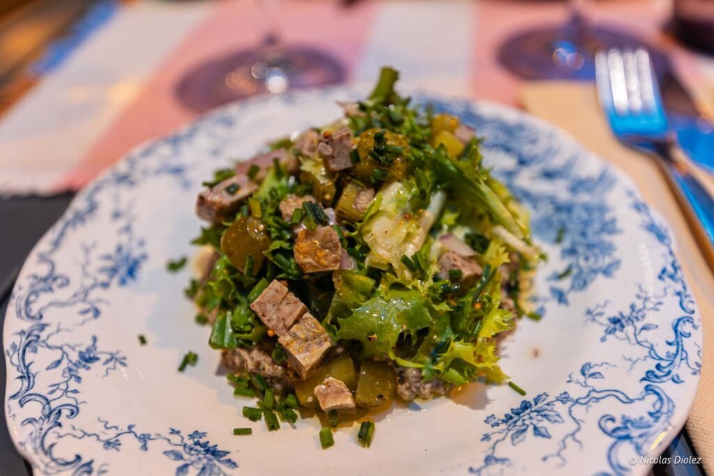 Salade de museau servie sur une assiette en porcelaine décorée au restaurant La Prohibition à Sète.