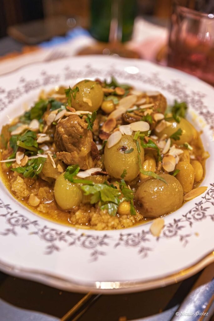 Plat de tajine aux raisins, amandes effilées et herbes fraîches servi au restaurant La Prohibition à Sète.