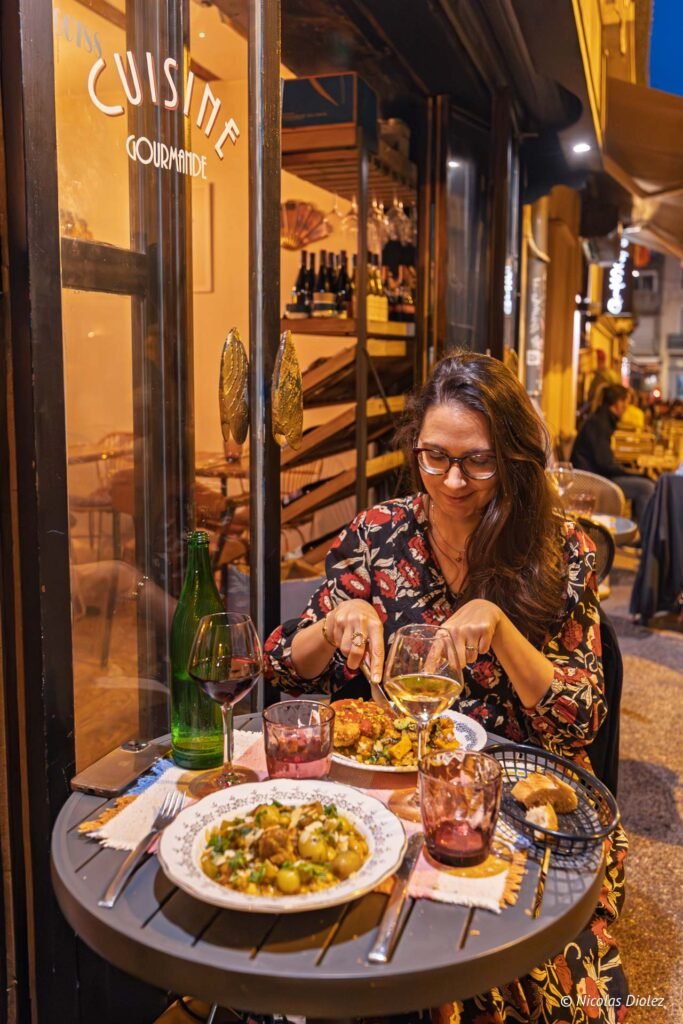 Femme dégustant un plat gastronomique à la terrasse du restaurant La Prohibition à Sète.