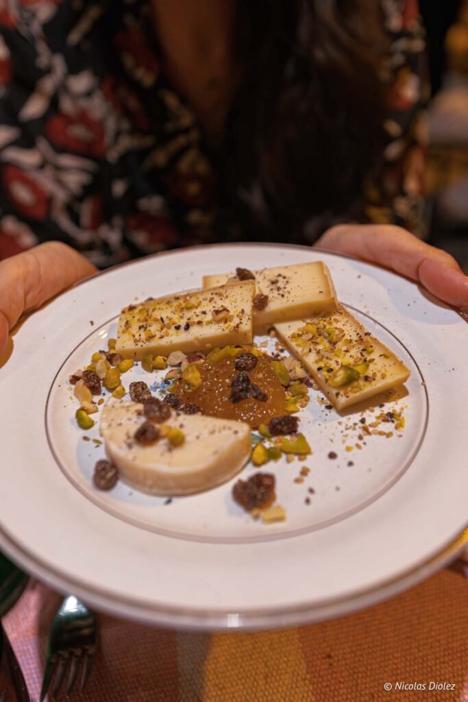 Assiette de fromages servis avec confiture, pistaches et raisins secs au restaurant La Prohibition à Sète.