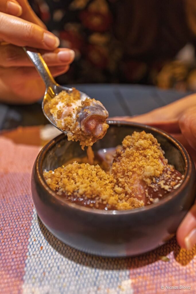 Dégustation d'un dessert gourmand avec crumble dans le restaurant La Prohibition à Sète.