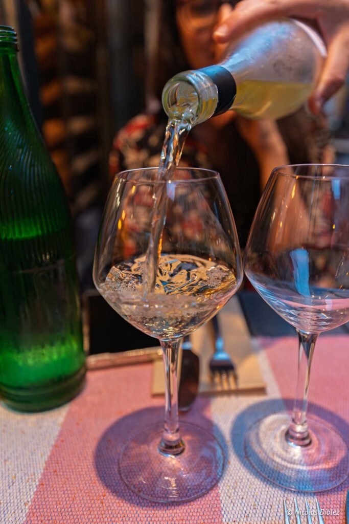 Vin blanc servi dans un verre à la brasserie La Prohibition à Sète.