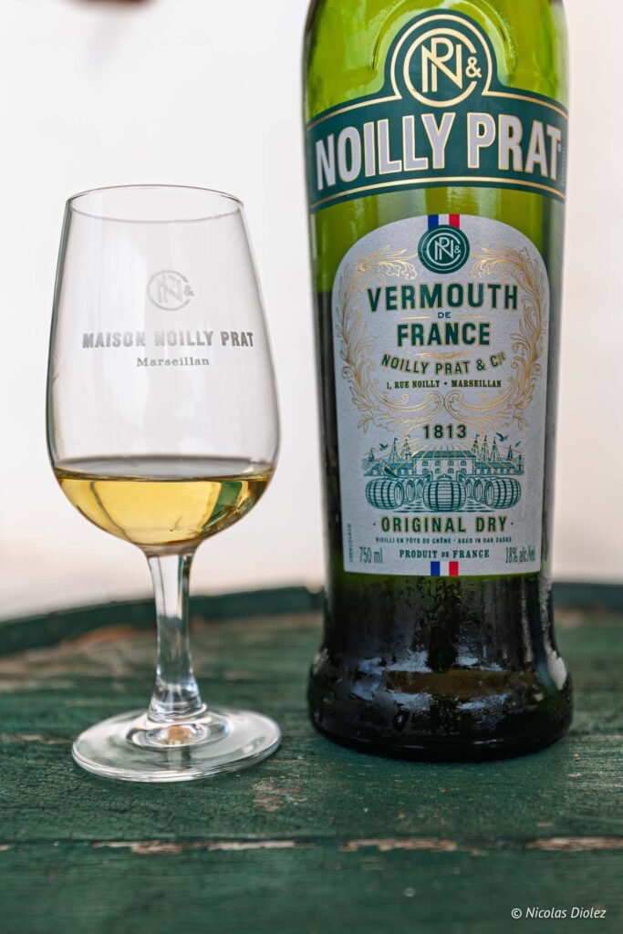 Bouteille de vermouth Noilly Prat Original Dry et verre dégustation Maison Noilly Prat à Marseillan.